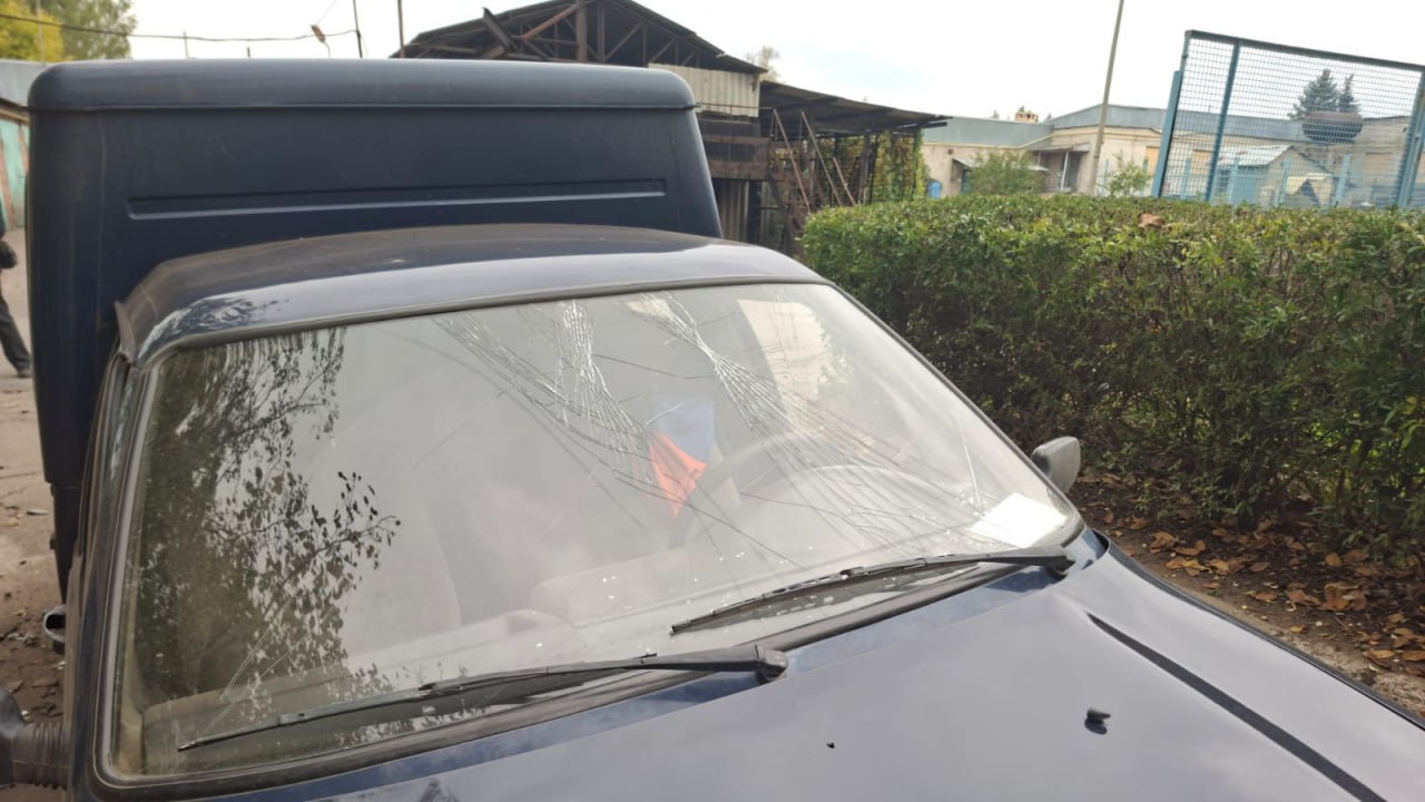 Поврежденный автомобиль Донецкоблгаза в Дружковке