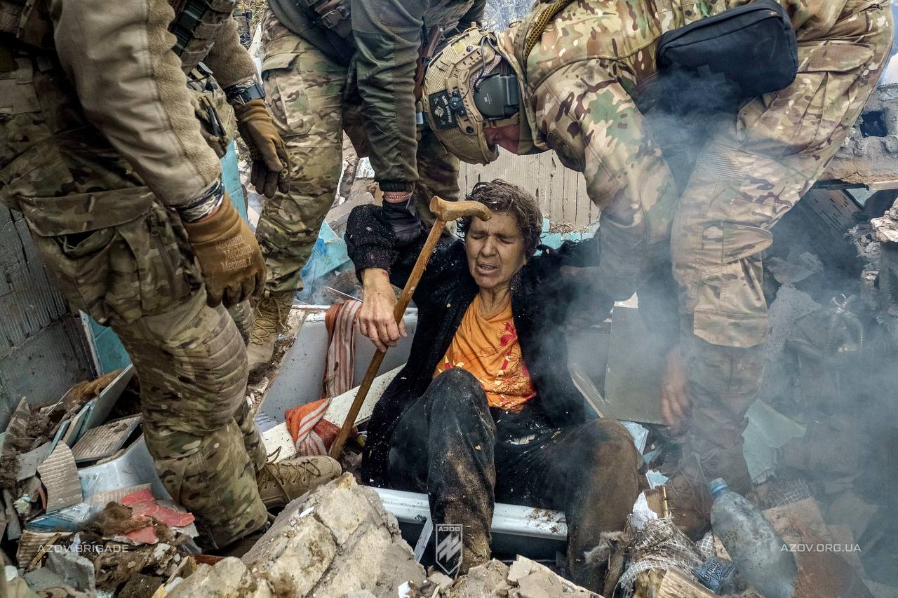 Бойцы «Азова» и бригады «Лють» в Константиновке спасли женщину из-под завалов