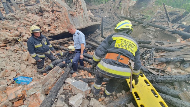 В Днепре во время тушения пожара травмировались трое спасателей