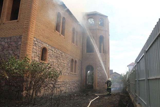 Продолжается тушение масштабного пожара в поселке Сопино