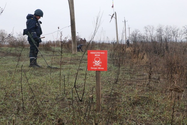 Пиротехники проводят разминирование на участках разведения сил в Петровском и Богдановке