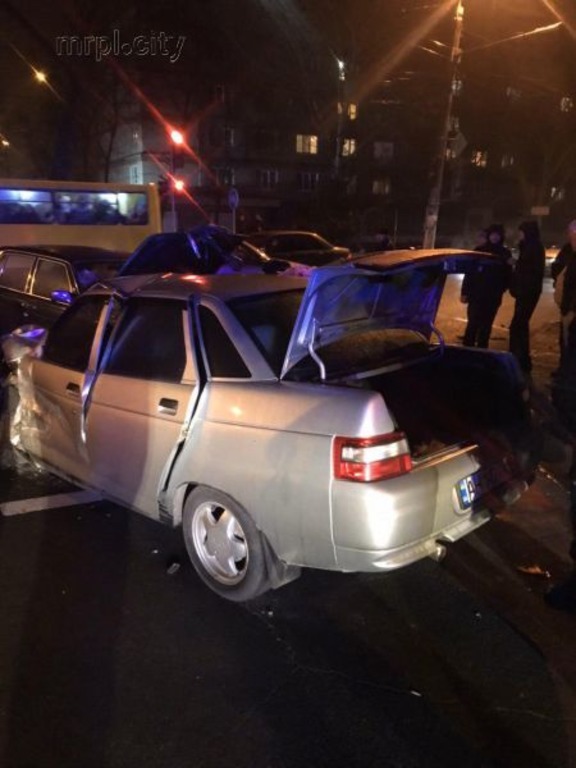 В Мариуполе произошло лобовое столкновение двух автомобилей