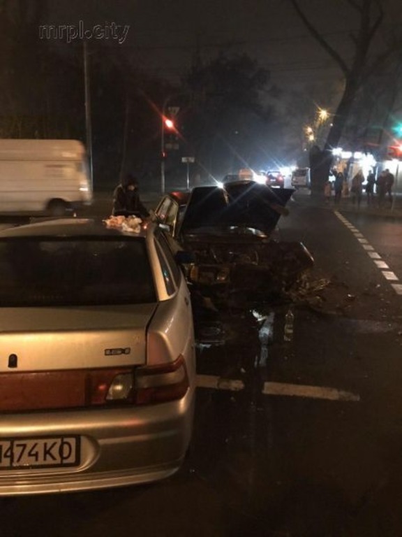 В Мариуполе произошло лобовое столкновение двух автомобилей