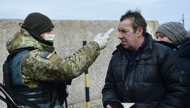На КПВВ Донбасса начали мерить температуру 