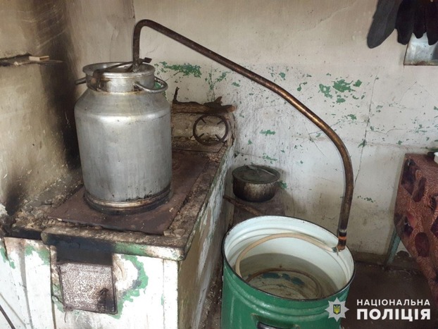 В Константиновке полиция выявила самогонщика и уничтожила 40 литров браги