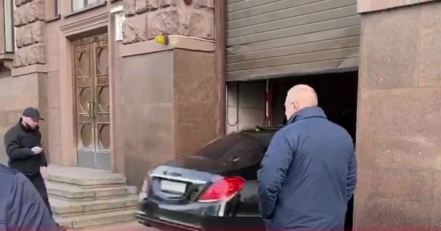 Порошенко прибыл в ГБР, у здания стоят автозаки