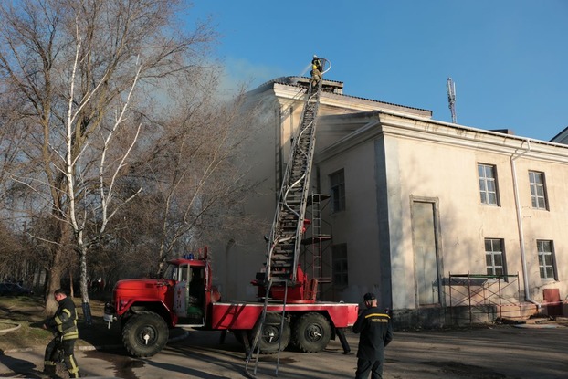 В Мариуполе горело здание Дворца Культуры
