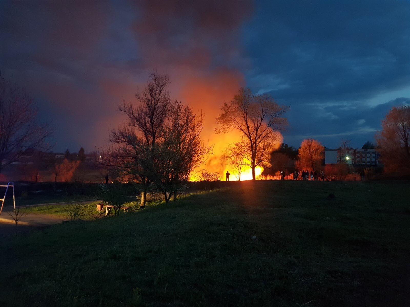 В Константиновке неизвестные подожгли камыши: огонь приблизился к многоэтажке