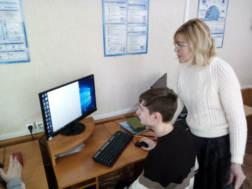 школьник с преподавателем у компьютера