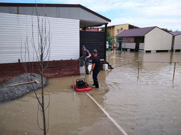 Ливень затопил 10 баз отдыха в Кирилловке