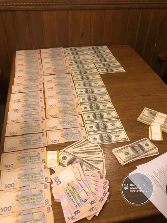 Двое чиновников взяты под стражу за получение взятки в Мариуполе