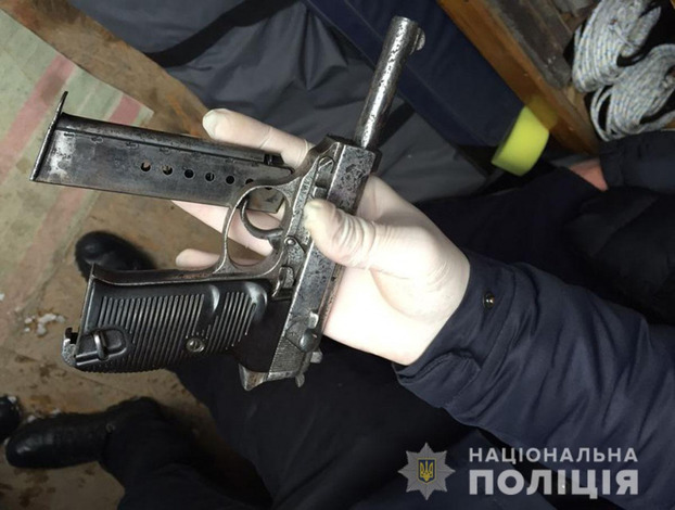У жителя Константиновки полиция изъяла пистолет и наркотики