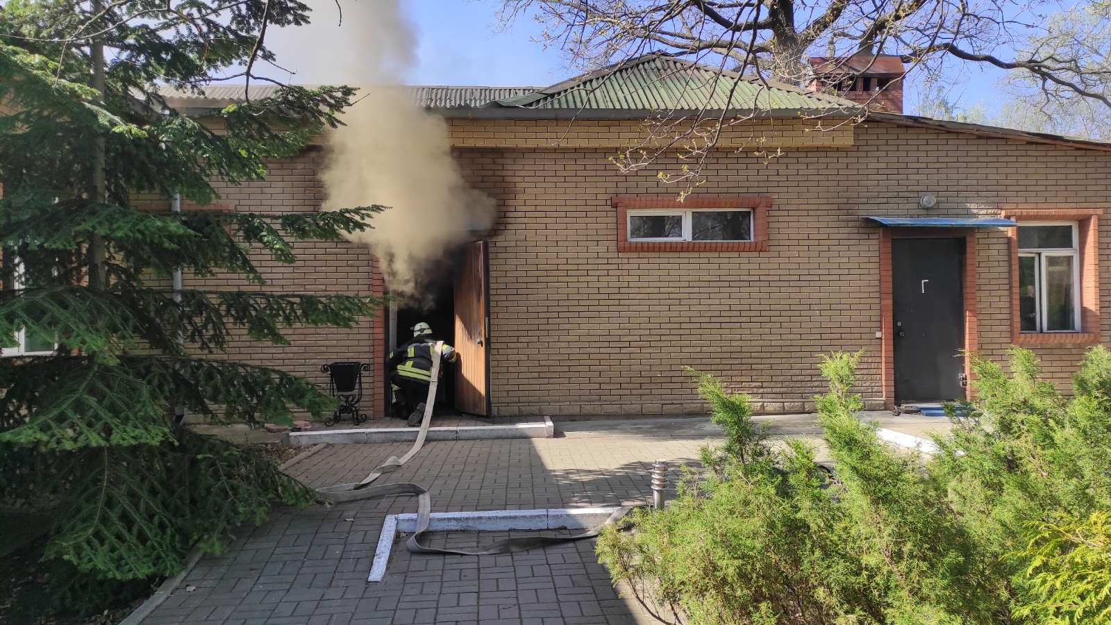 Пожар в гостиничном комплексе ликвидирован в Славянске