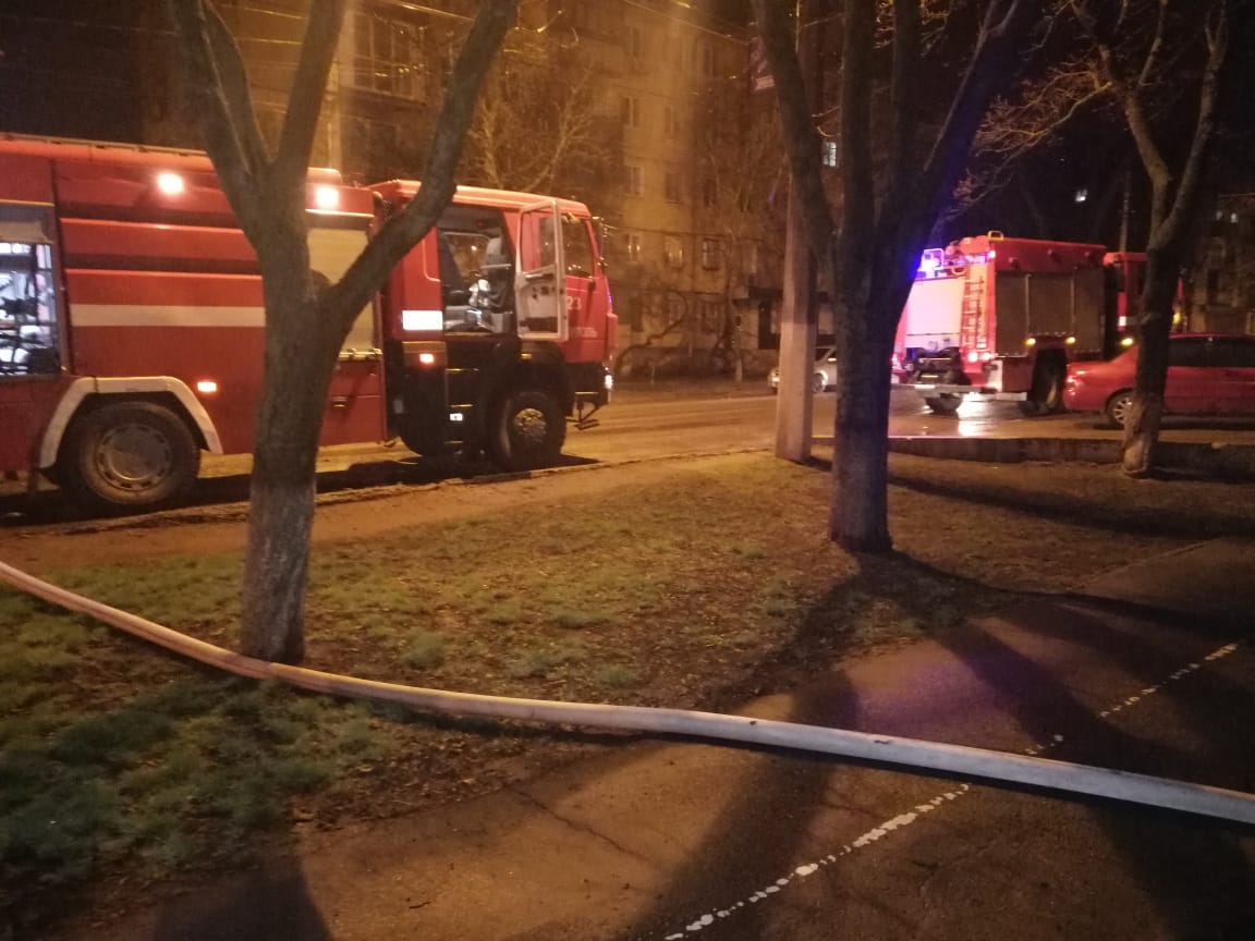 Пассажирский автобус и ресторан горели в Мариуполе