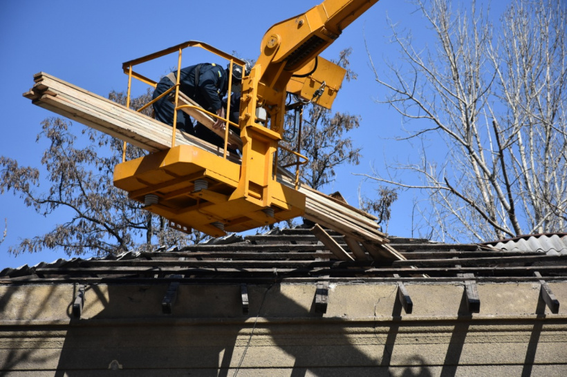 Более 300 крыш планируют восстановить в Торецке в 2021 году