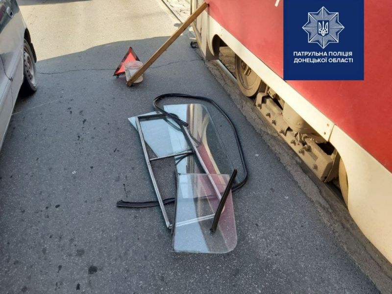 В Мариуполе в трамвае мужчины выбили стекло