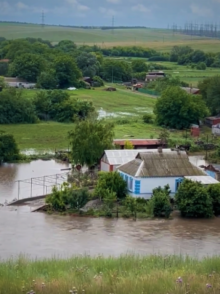 Прорвало дамбу: сильный ливень затопил село под Мариуполем