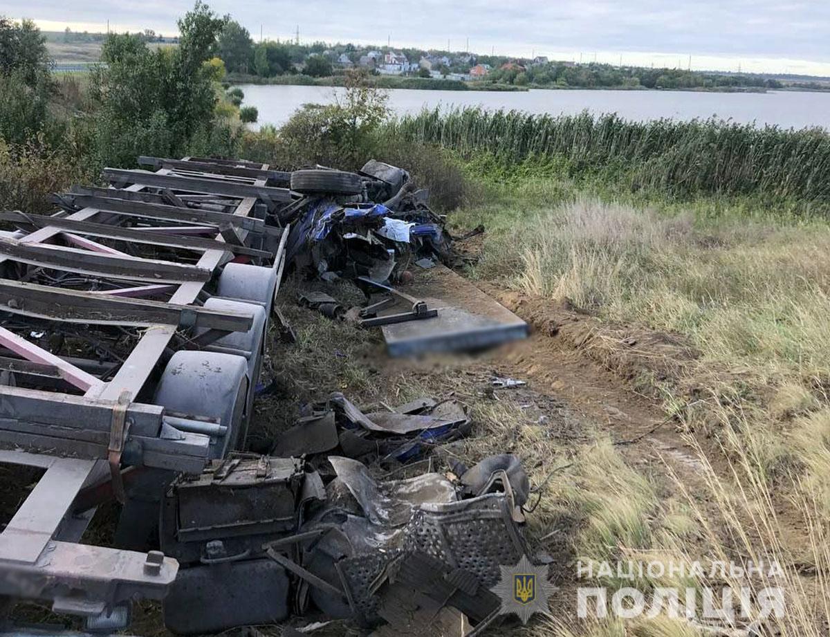 Плита раздавила кабину: водитель грузовика погиб в ДТП на Донетчине