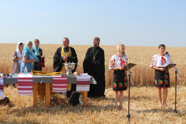 Православные священники на поле