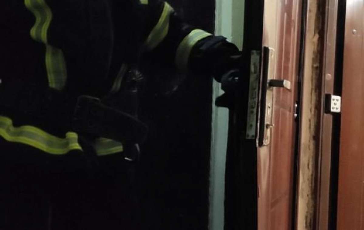 В Мирнограде спасатели помогли полицейским проникнуть в квартиру
