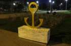 На Греческой площади Мариуполя вандалы изуродовали символ города 