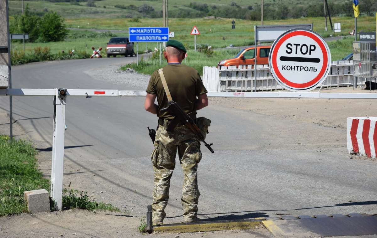 Незаконное пересечение границы: На КПВВ «Новотроицкое» оштрафовали четырех человек