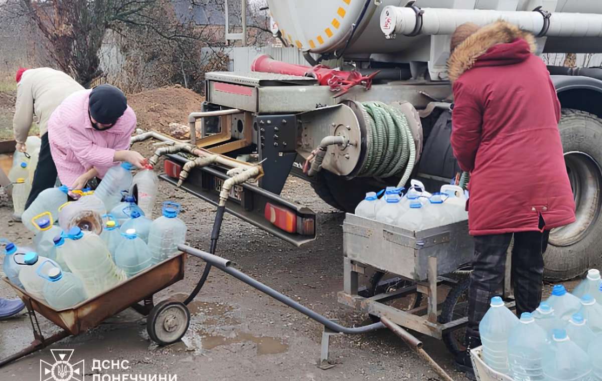 Спасатели доставляют питьевую воду жителям Константиновки