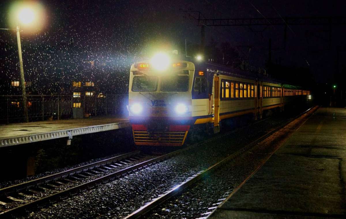 В пути задерживаются 38 поездов из-за ракетных ударов по Украине