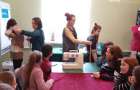 Центр занятости в Селидово организовал для школьниц мастер-класс по швейному делу