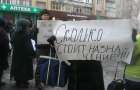 Жители Покровска устроили молчаливый протест под стенами прокуратуры
