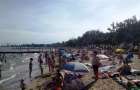 Труп в машине и 160 заплывших за буйки: как прошли выходные на пляже Мариуполя
