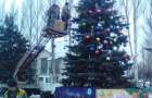В Доброполье приступили к украшению главной новогодней ели