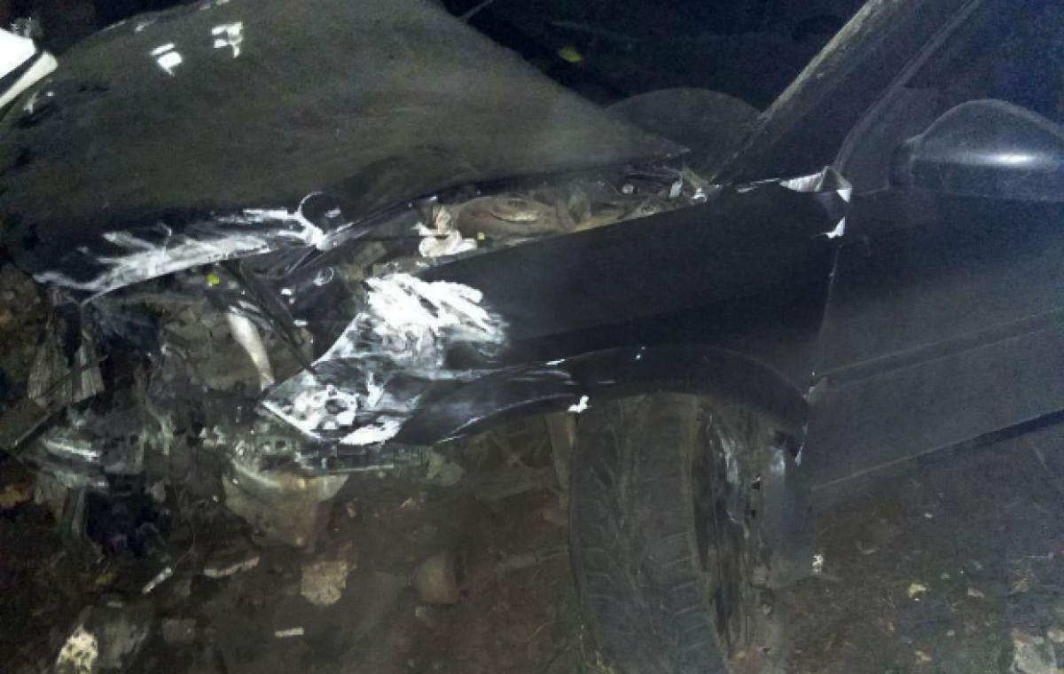 В Краматорске нетрезвый водитель перескочил через бордюр, зацепил дом и снес металлический забор