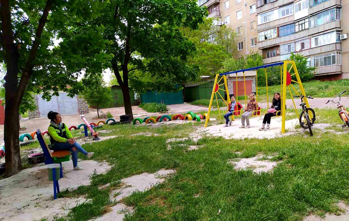 В Константиновке родители сами сооружают игровые площадки для детей