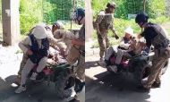 НРК 93-й бригады подвез бабушку с вещами и собаками из Константиновки в Дружковку