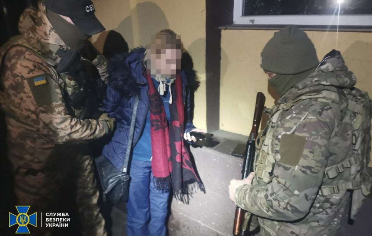 Двох жінок і чоловіка затримала СБУ на Донеччині за співпрацю з окупантами