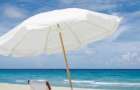 В США из-за сильного ветра на пляже женщину проколол зонт от солнца 