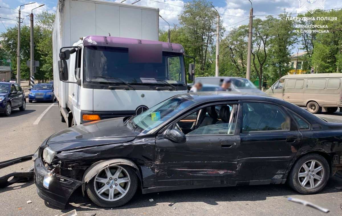 Не уступила дорогу: В Краматорске столкнулись четыре автомобиля