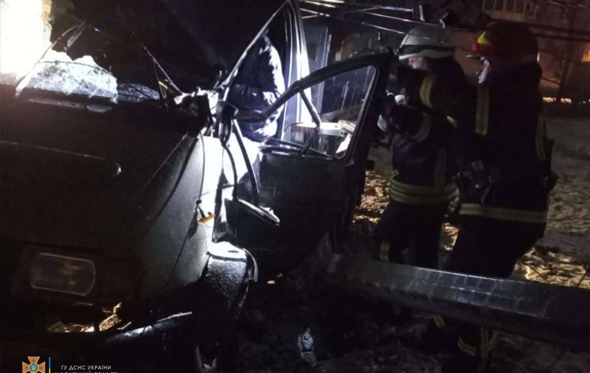 ДТП в Мирнограде: Для помощи водителю пришлось вызывать спасателей
