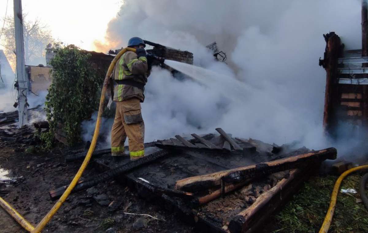 За прошедшие сутки спасатели Донецкой области ликвидировали 18 пожаров 
