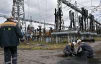 Кабмин ввёл доплаты для специалистов, работающих на восстановлении после атак