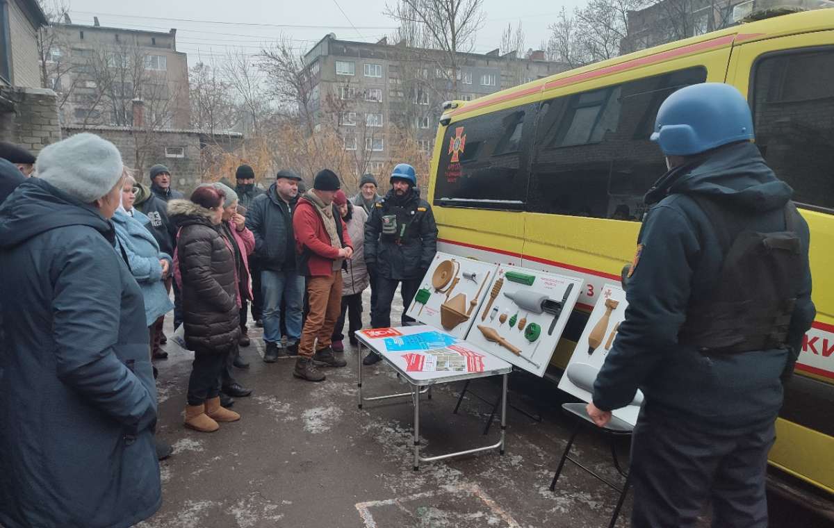 Спасатели ознакомили жителей Константиновки со взрывоопасными предметами