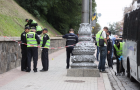 Неизвестные бросили взрывчатку из Мариинского парка в прохожих: в полиции рассказали о взрыве в центре Киева