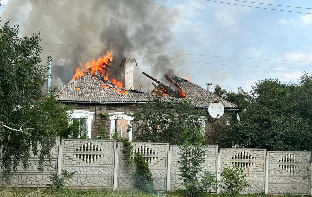 У Костянтинівці рятувальники гасили палаючі будинки. Фото