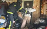 В Славянске спасатели спасли мужчину во время пожара в многоэтажке