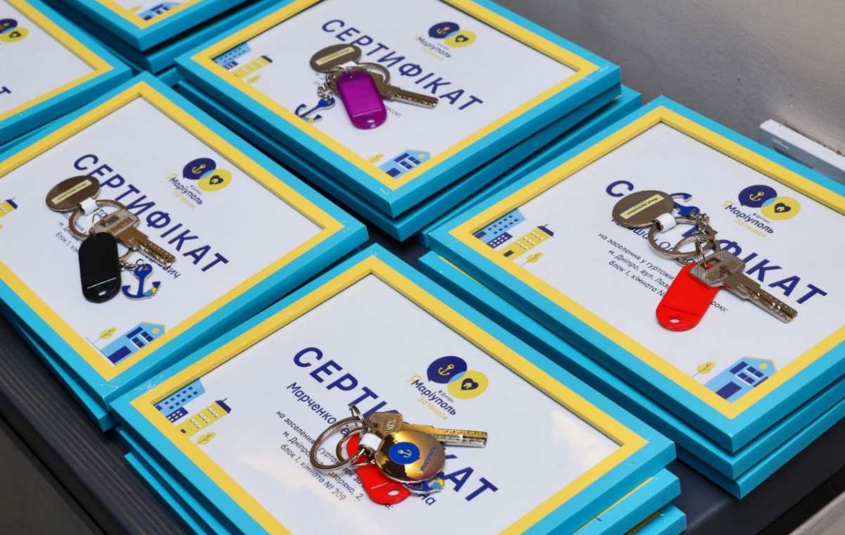 Поддержка переселенцев: мариупольские семьи получили ключи от нового жилья