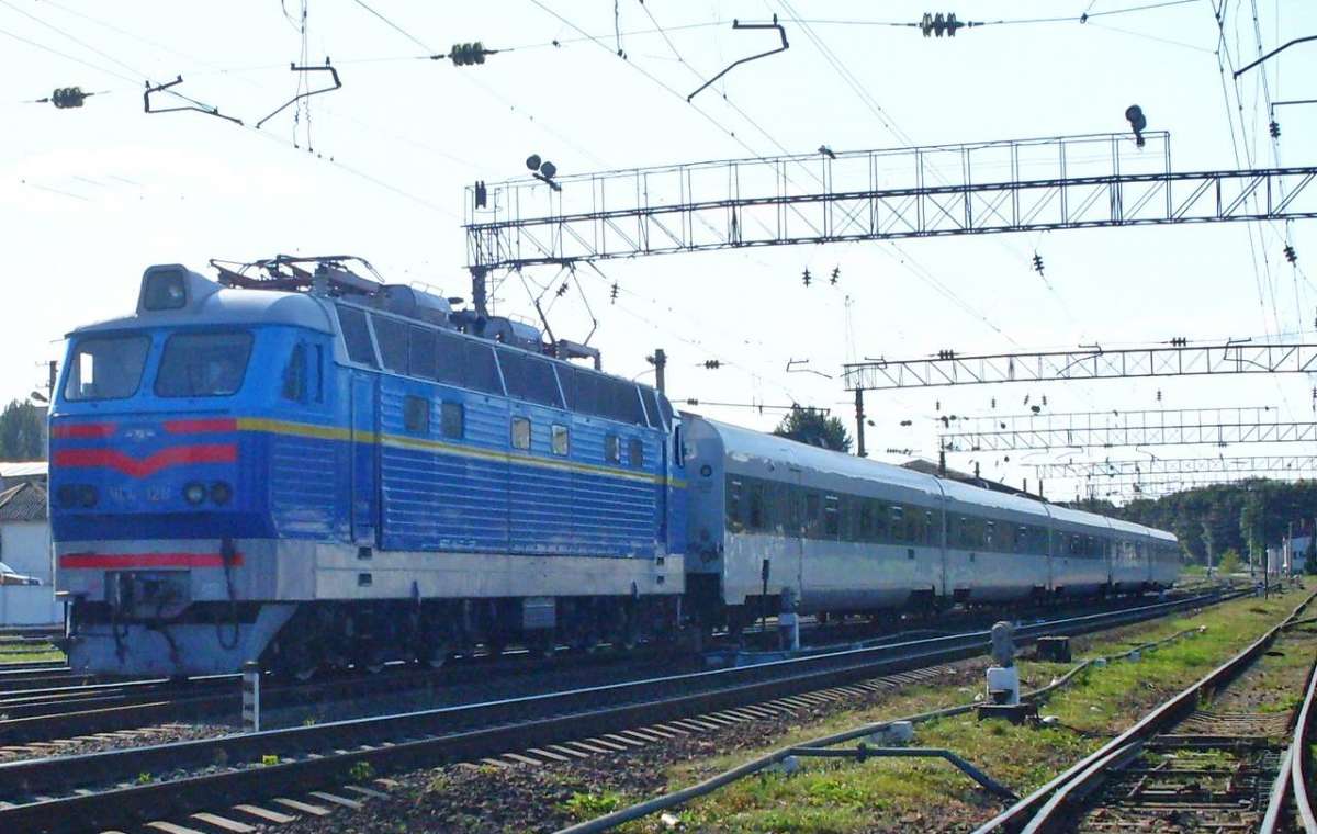 Ряд поїздів йдуть із великим запізненням через пошкодження залізничної інфраструктури