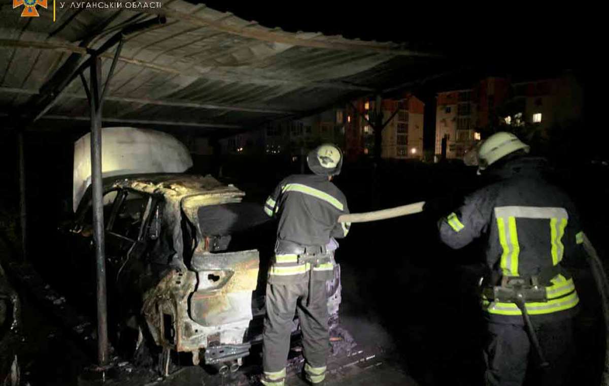 На Луганщине почти час пожарные тушили два автомобиля