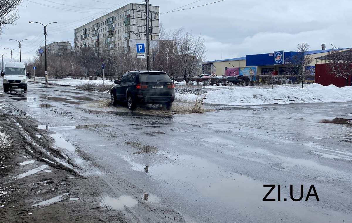 Ремонта хватило на полгода: Асфальт с дорог Константиновки сошел вместе со снегом