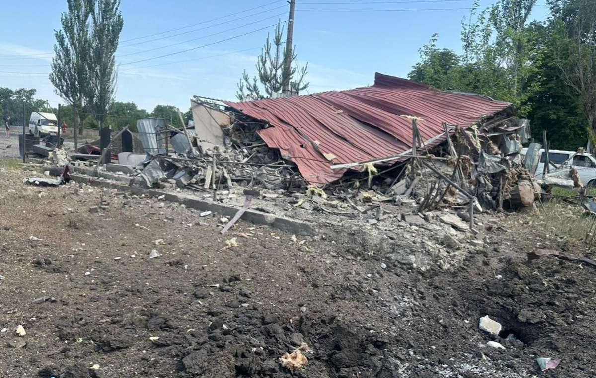 Вранці по Донеччині били авіабомбами: Одна з них вдарила поряд із магазином, є жертви